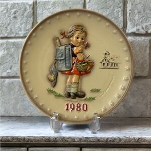 1980 M.J. Hummel Annual Plate, Tenth Edition, titled "School Girl".